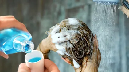 Și-a turnat apă de gură pe păr și a așteptat 10 minute. Ce truc genial a descoperit o femeie