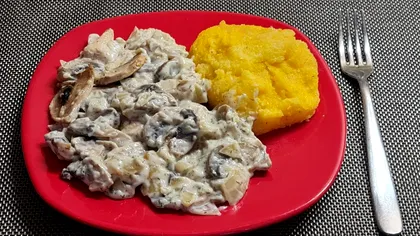 Ciulama de pui cu ciuperci și mămăliguță. Cea mai ușoară și rapidă rețetă