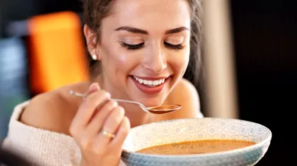 Cum se mănâncă corect supa sau ciorba la restaurant. Așa nu te mai faci de râs