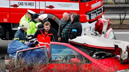 Destin tragic pentru cinci români care se întorceau acasă din Marea Britanie. Trei persoane au murit pe loc, iar alte două se află în stare critică. Video