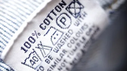 Ce înseamnă simbolurile de pe etichetele hainelor, de fapt. Cum se citesc ele