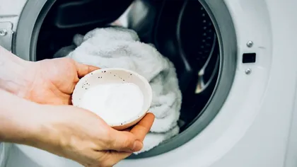 Cum salvezi hainele albe distruse la mașina de spălat. Trucul care nu dă greș