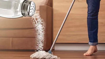 De ce să presari sare peste mop. Trucul util pe care trebuie să îl știe toate gospodinele