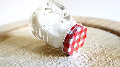 Greșeala pe care o faci când pui sare în mâncare. Viața ți se va scurta cu 1-2 ani. Studiu