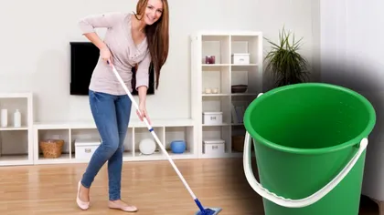 Ingredientul banal de pus în găleată când faci curățenie. Rezultate extraordinare