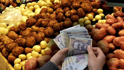 Prețurile alimentelor explodează din nou. Cât vor ajunge să dea românii pe un kilogram de cartofi