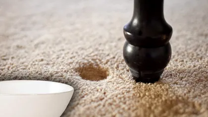 Trucul genial ca să repari urmele lăsate de mobilă pe covor. E ieftin și eficient
