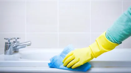 Mucegai 'roz' în baie? Ingredientele ieftine care te scapă de această problemă gravă