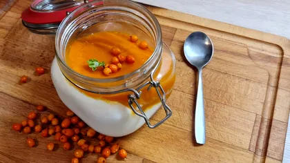 Desertul verii: panna cotta cu jeleu de cătină. Rețeta rapidă, explicată pas cu pas