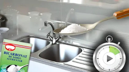 A turnat bicarbonat de sodiu în chiuvetă și a lăsat așa 10 minute. Ce a observat imediat după