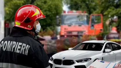 Au încercat să salveze un BMW de peste 100.000 de euro dar au reuşit să-l facă praf. Pompierii din Piteşti, gafă virală. Video