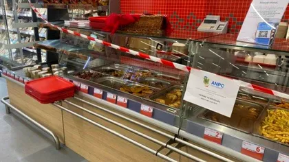 Ce a văzut un client în vitrina unui fast-food din Bucureşti în timp ce stătea la rând. A sunat imediat la ANPC