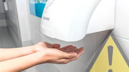 De ce să nu mai folosești uscătoarele de mâini. Mare atenție, sunt periculoase