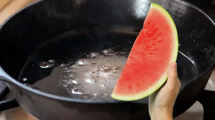 De ce să pui o felie de pepene în ulei încins. Trucul face furori în întreaga lume