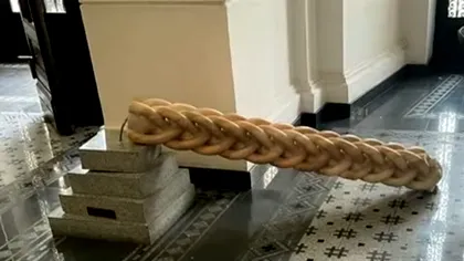 Momentul în care statuia din Primăria Capitalei cade peste copilul de doar 6 ani. Medicii, despre starea micuţului de sănătate