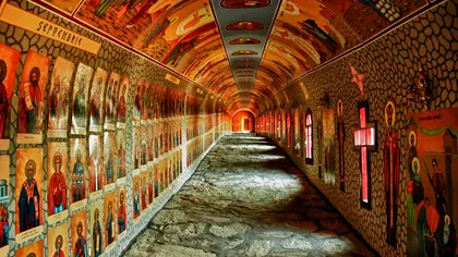 Locul din România devenit sfânt. Tunelul celor 365 de sfinţi, o atracţie pentru zeci de mii de credincioşi