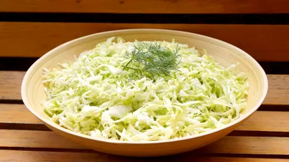 Secretul celei mai bune salate de varză. Ingredientul special pe care îl pun marii bucătari pentru un gust deosebit