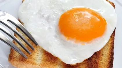Cum se face corect un ou ochi. Nu se prăjeşte în ulei, e greşeala făcută de toată lumea!