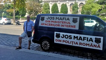 Un polițist a plecat în concediu cu o mașină pe care scrie “Jos mafia din Poliția Română”
