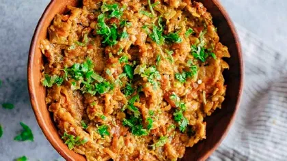 Salată indiană de vinete. Reţeta asta te face să uiţi de cea clasică, nu o vei mai prepara altfel