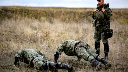 Revine stagiul militar în România și nu oricum. Cum se face înrolarea tinerilor între 18 și 35 de ani, cât durează și câți bani ar primi dacă aleg să facă armata