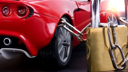 De ce și-a legat un român mașina în lanțuri și i-a pus lacăt. Imagini incredibile