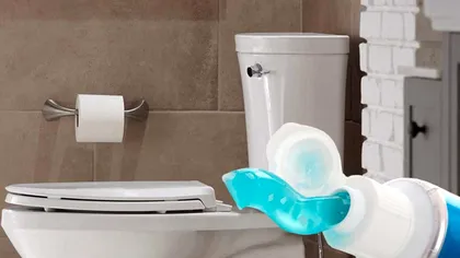 A turnat un tub de pastă de dinți în rezervorul toaletei și a descoperit un truc genial. Ce s-a întâmplat în doar două ore