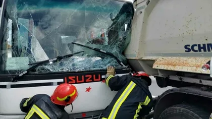 Accident pe DN1 între un autocar cu 17 copii şi o autobasculantă. Traficul, dirijat de poliţişti