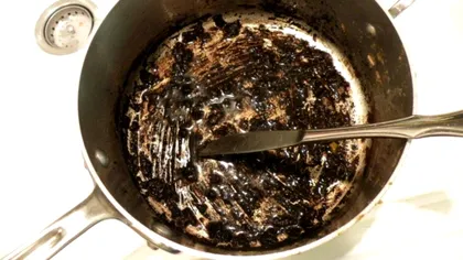 Amestecul puternic care elimină instant arsura de pe tigăi. Le face imaculate în câteva minute