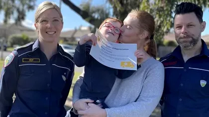 Cum a reuşit un băieţel de doar 4 ani să îşi salveze mama de la moarte. Poliţiştii şi medicii, uimiţi de reacţia rapidă a copilului