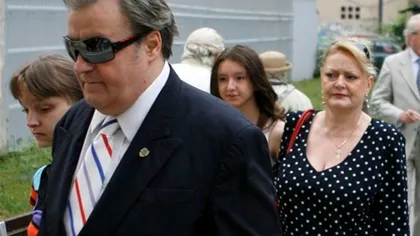 Din ce trăiesc fiicele şi soţia lui Corneliu Vadim Tudor. Au trecut 7 ani de la decesul politicianului: „El era capul familiei”