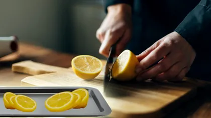 A tăiat lămâi într-o tavă și le-a lăsat în cuptor pentru 30 de minute. Ce s-a întâmplat după, trucul e genial