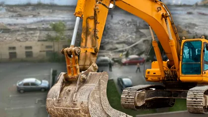 Au dărâmat un zid direct peste mașinile parcate la Dorobanților. Gafa uriașă la fostul magazin Billa