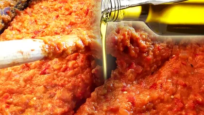 Cât ulei trebuie să pui în zacuscă, de fapt. Greșeala care strică gustul, va ieși prea uleioasă