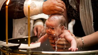 Tradiția de la botez pe care românii au uitat-o. Ce trebuie să oferi bebelușului pe care îl creștinezi