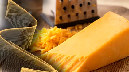 De ce brânza Cheddar este portocalie. Ce conține, de fapt, acest aliment