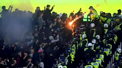 Haos la Londra la meciul West Ham - Anderlecht. Fanii belgieni și-au atacat rivalii cu scaune și petarde, iar un suporter a intrat pe teren - FOTO & VIDEO