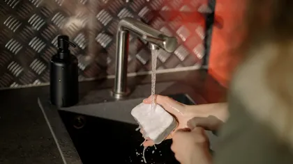 Ingredientul din dulap care te ajută la spălat vasele. Tot ce trebuie să faci este să îl torni pe burete