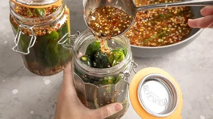 Secretul castraveților murați picanți. Ce trebuie să pui în oală înainte să adaugi legumele