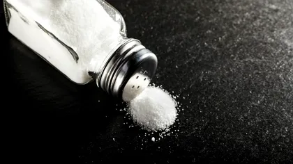Superstiții despre sare. Locul din casă în care trebuie să o presari ca să atragi banii
