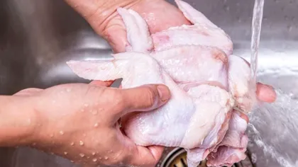 De ce nu se spală carnea de pui. Greşeala gospodinelor care îmbolnăveşte toată familia