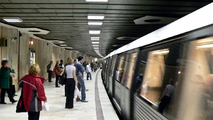 Călători răniţi la metrou. O bucată din tavan a căzut pe peronul de la Piaţa Victoriei