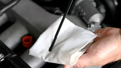 Ce culoare trebuie să aibă uleiul de la joja mașinii, de fapt. Testul pe care trebuie să îl facă orice șofer