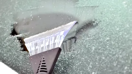 Cum să dezgheţi rapid parbrizul. Durează doar câteva secunde, ai nevoie de o pungă din plastic