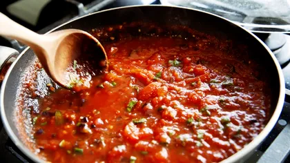 Cum salvezi mâncarea arsă. Trucurile bucătarilor din întreaga lume