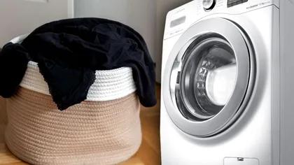 Trucul util pentru spălarea hainelor negre la mașina de spălat. Ce să faci înainte să le pui în mașină