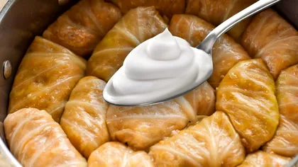 A pus două linguri de smântână în apa în care fierbeau sarmalele și a descoperit rețeta perfectă. Ce truc genial