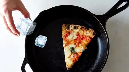 De ce să pui gheață când reîncălzești pizza. Trucul fabulos la care nu te-ai gândit până acum