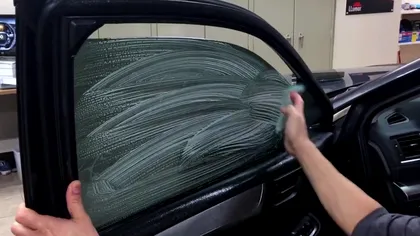 Recomandările RAR pentru montarea foliilor pe geamurile mașinii. Amenzi drastice pentru șoferii care nu respectă regulile