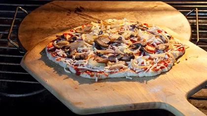 La ce temperatură se coace pizza. Secretul unui blat pufos, exact ca la restaurant